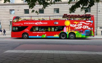 Hop on – Hop off – bussar Stockholm Red Buses går runt i Stockholm på sommaren