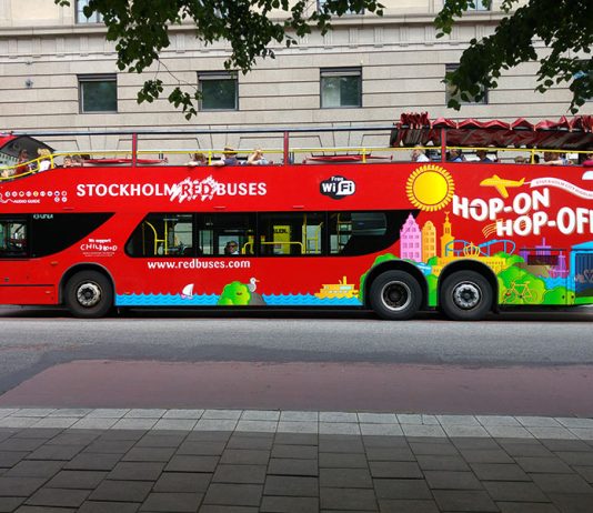 Hop on – Hop off – bussar Stockholm Red Buses går runt i Stockholm på sommaren