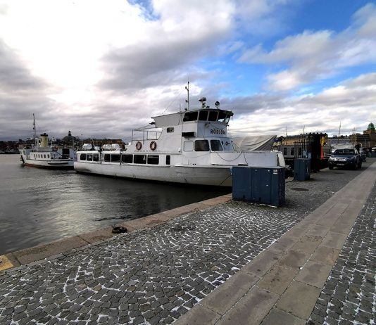 Rödlöga Rödlöga åker runt i Stockholms skärgård